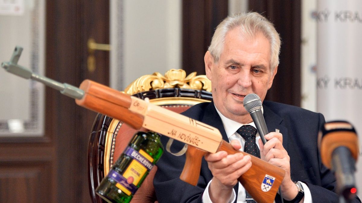 Obrazem: Kalašnikov na novináře a další dary pro prezidenta Miloše Zemana
